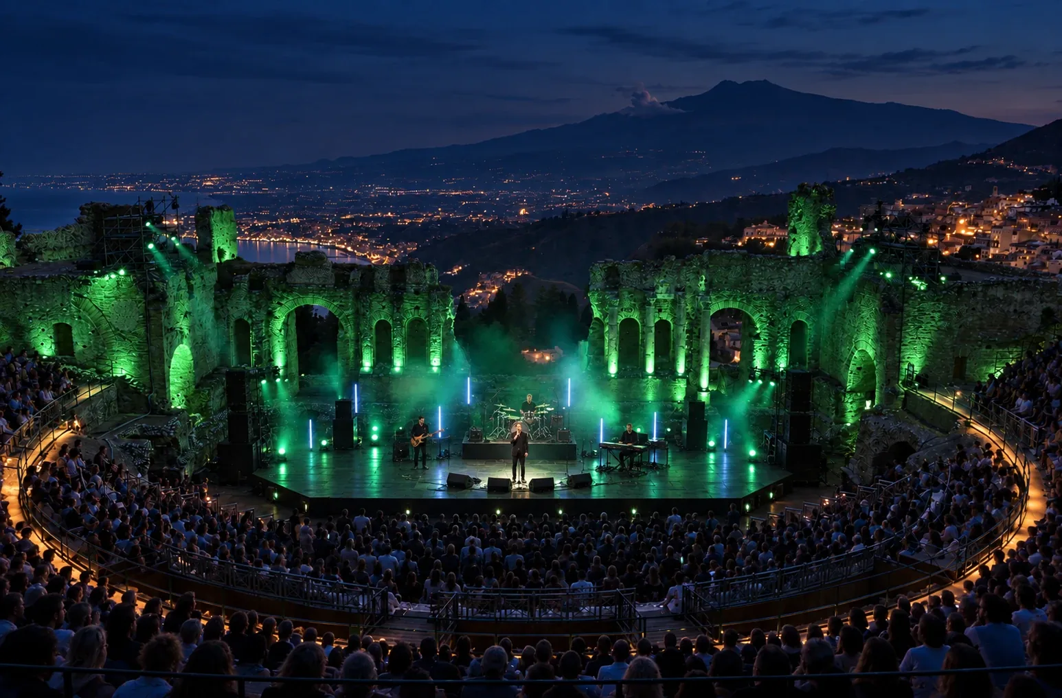 Concerto in notturna al Teatro Antico di Taormina, con l'Etna sullo sfondo
