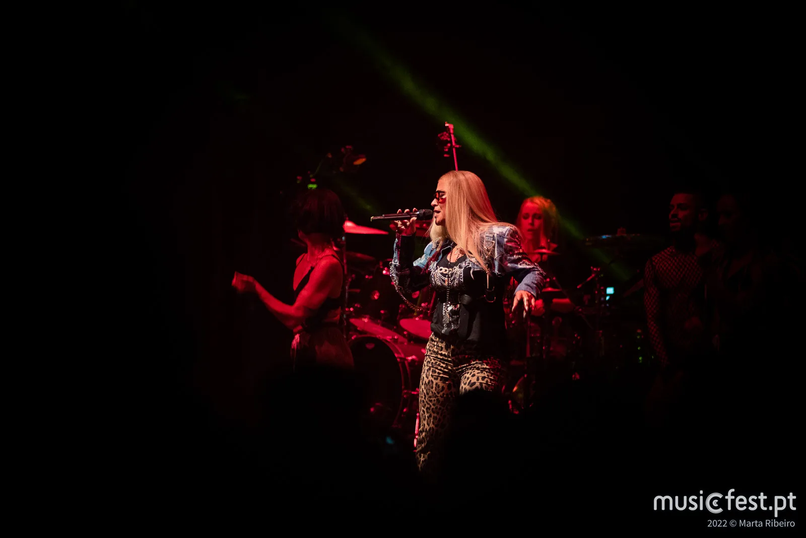 Anastacia canta dal vivo a Lisbona, con la band alle spalle