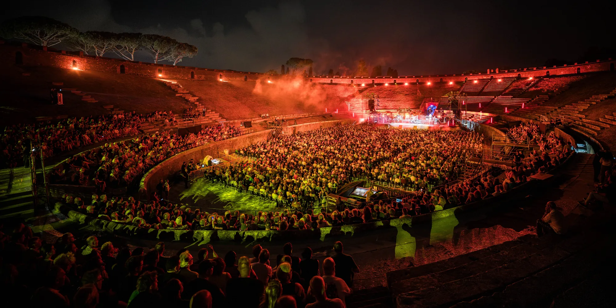 L'Anfiteatro di Pompei gremito durante il concerto dei Marillion