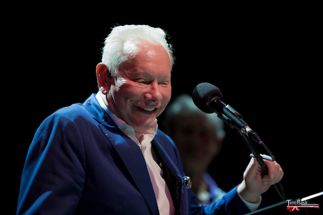 Joe Jackson sorride al pubblico del Teatro Romano di Fiesole